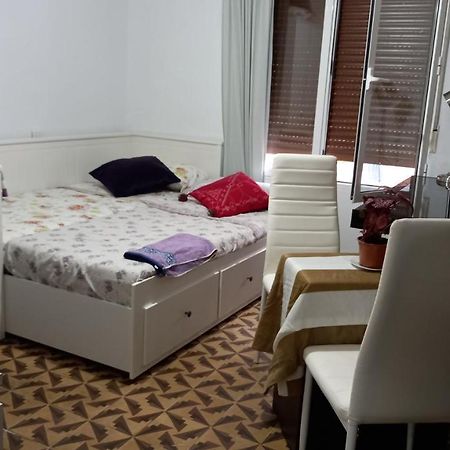 Las Golondrinas Habitacion En Piso Centrico Para Una O Dos Personas Zaragoza Ngoại thất bức ảnh